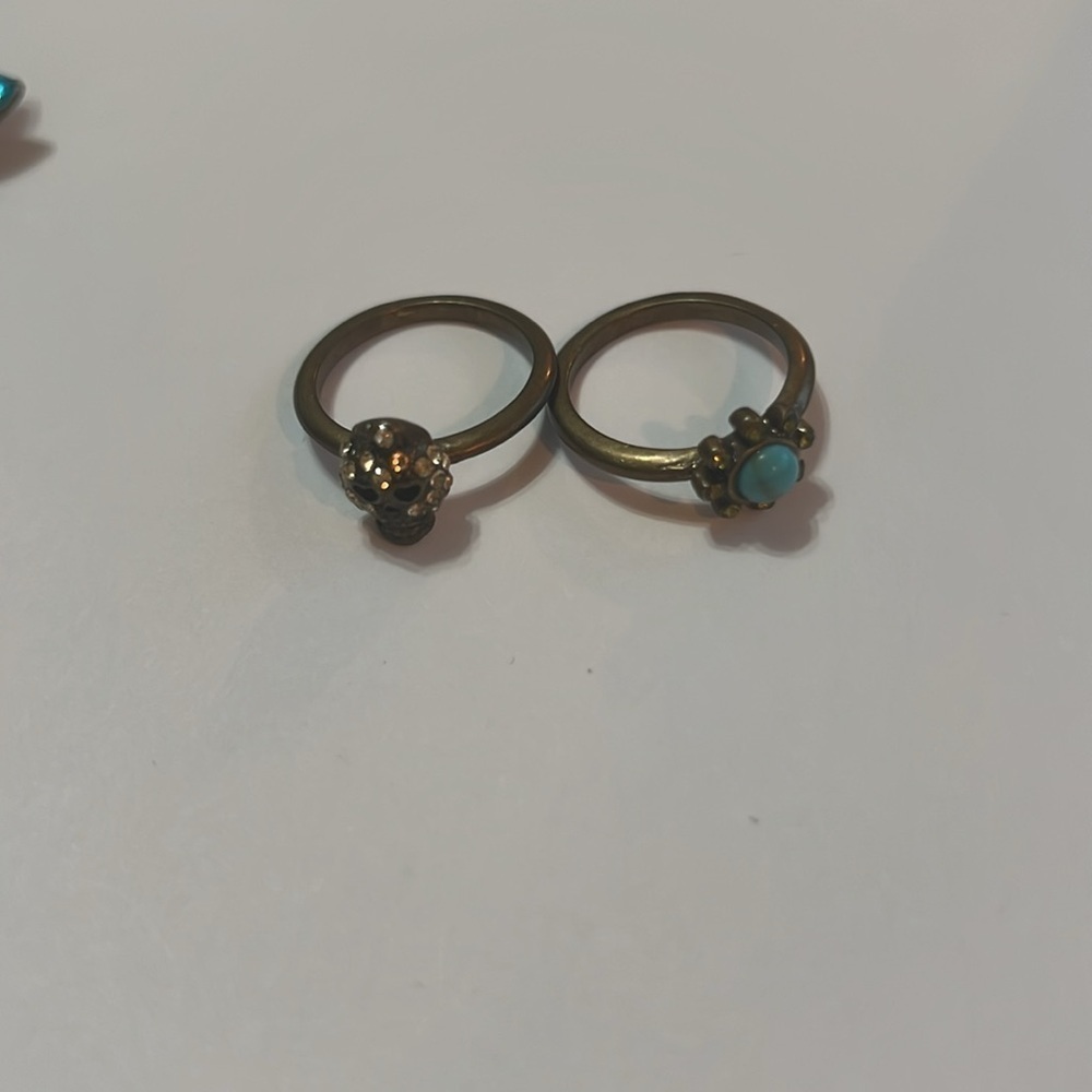 Betsey Johnson turquoise and pink Stud earrings with two size 7 rings - Picture 3 of 3